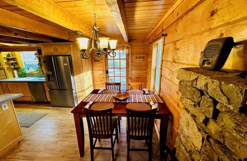 Saluda Cabin | Mountain Top Cabin - Cozy and Quaint