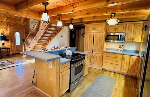 Saluda Cabin | Mountain Top Cabin - Cozy and Quaint