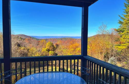 Stanley House | Mountain View Log Cabin - Cozy cabin in the Blue Ridge Mountains- New Property!