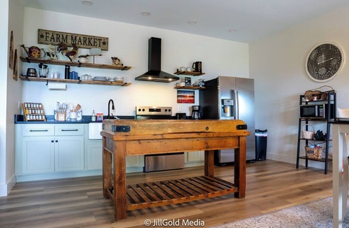 Lenoir House | Mountain View Rental 5 minutes to Historic Blowing Rock! Private Hot tub!