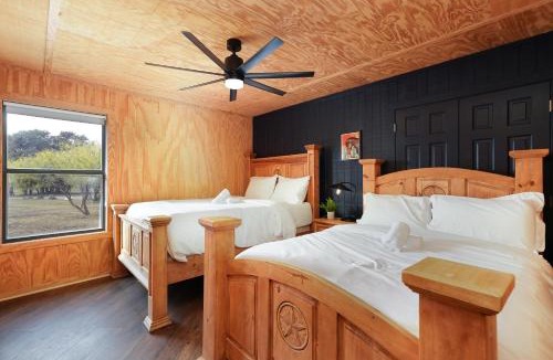 Sabinal House | Mountain Views I Pool&Hot Tub I Home for 20 Guests