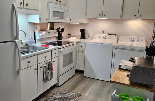 Arthur Apartment | Mountain Views - LMU 1 1/2