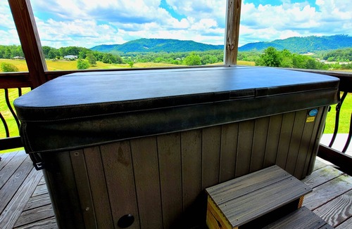 Fletcher House | Mountain Views & Tranquil Surroundings. Hot Tub!
