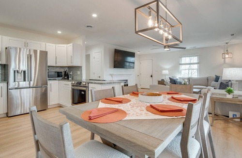 Laurel Park Cottage | Mtn-view Deck! Modern Retreat Near Jump Off Rock