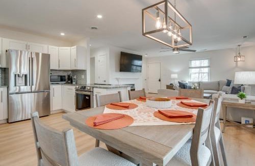 Laurel Park House | Mtn-View Deck! Modern Retreat Near Jump Off Rock