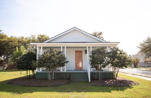 Morehead City Cottage | Mulberry Cottage 5 Blocks to Beaufort Waterfront - 220/1-2, 295 for 3/4 people