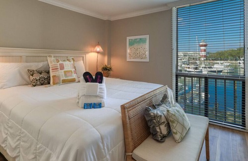 Harbour Town Condo | MyStay at 1027 Caravel Ct. - Iconic Harbour Town Lighthouse View & Pool Access!