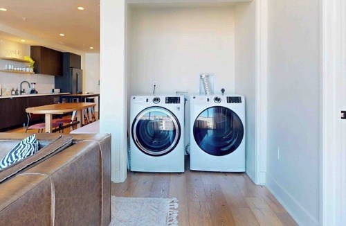 Rainey Street Historic District Apartment | Natiivo 12th flr condo with two balconies, full kitchen & rooftop pool, gym