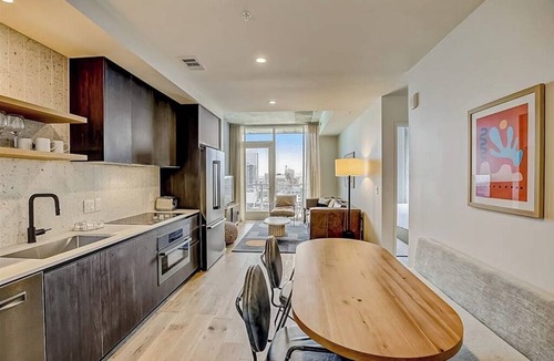 Rainey Street Historic District Condo | Natiivo Austin condo with city-view balcony, rooftop pool & gym