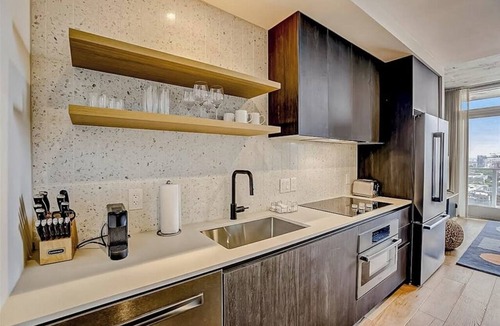Rainey Street Historic District Condo | Natiivo Austin condo with city-view balcony, rooftop pool & gym