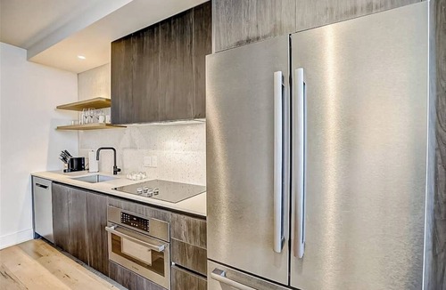 Rainey Street Historic District Condo | Natiivo Austin condo with city-view balcony, rooftop pool & gym