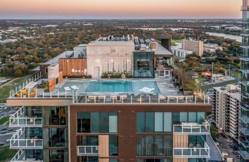 Rainey Street Historic District Condo | Natiivo Austin condo with city-view balcony, rooftop pool & gym
