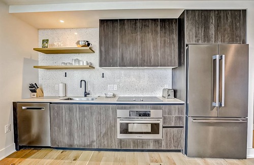 Rainey Street Historic District Condo | Natiivo corner condo with scenic lake-view balcony - rooftop pool & gym