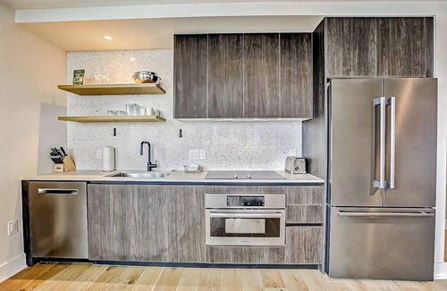 Rainey Street Historic District Condo | Natiivo corner condo with scenic lake-view balcony - rooftop pool & gym