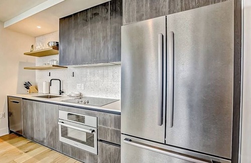 Rainey Street Historic District Condo | Natiivo corner condo with scenic lake-view balcony - rooftop pool & gym