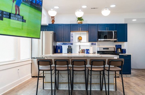 Randle Highlands House | Near Capitol Hill w/parking & 2 kitchens sleeps 12