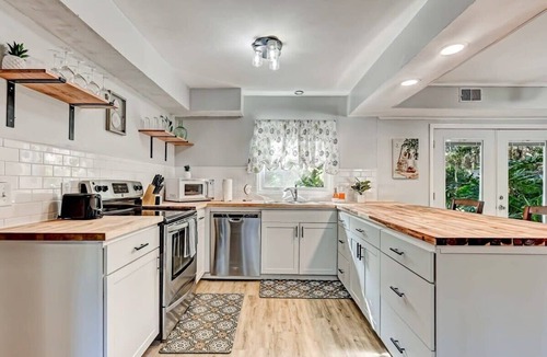 Whitemarsh Island House | Near Downtown with a Pool! Oatland Island Escape