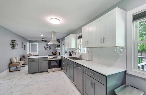 Greenville House | Near ECU! Centrally Located Gem w/Sunroom & Deck