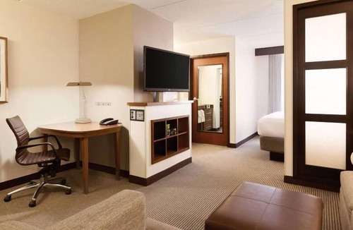 St. Johns Hotel | Near High Five Entertainment! FREE Parking, Outdoor Pool, Pets Allowed!