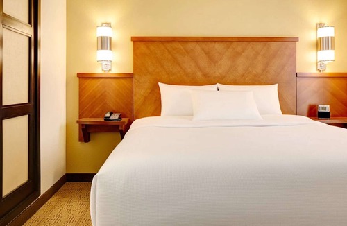 St. Johns Hotel | Near High Five Entertainment! FREE Parking, Outdoor Pool, Pets Allowed!