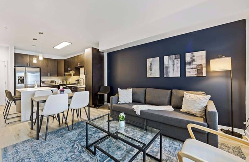 Cherry Apartment | Near Queens Campus | Pool,Gym,W/D,Balcony,Parking