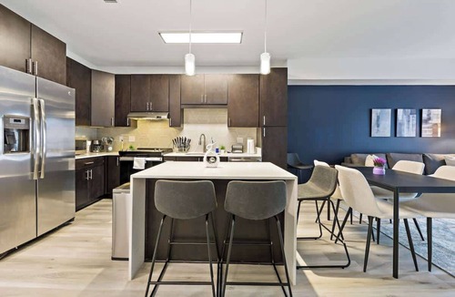 Cherry Apartment | Near Queens Campus | Pool,Gym,W/D,Balcony,Parking
