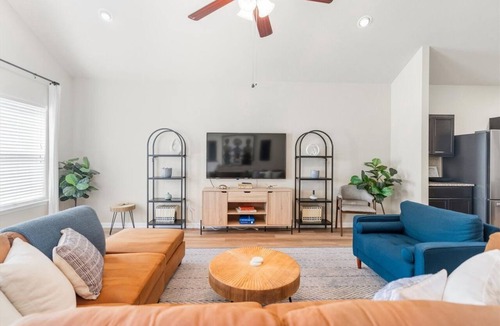 McNeil House | Near Samsung & UT | Moody Concerts + 4BR Stay