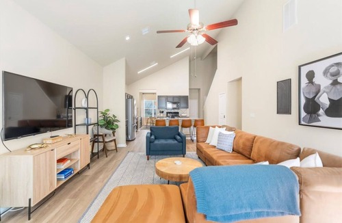McNeil House | Near Samsung & UT | Moody Concerts + 4BR Stay