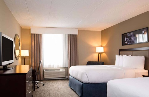 West Laurel Hotel | Near Towne Centre at Laurel + On-site Dining & Gym