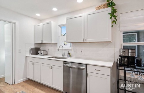 Brentwood Apartment | Near UT, Dining, Bars│Dog-Friendly in Brentwood w/Parking│Just Remodeled!
