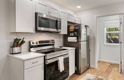 Brentwood Apartment | Near UT, Dining, Bars│Dog-Friendly in Brentwood w/Parking│Just Remodeled!