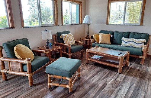 Hilo House | NEW 2 bedroom hosted Tranquil Island Getaway