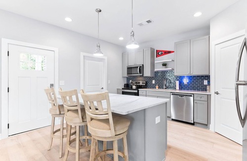 Athens House | NEW! 4 BR 3.5 BA Sleeps 8 5 mins from UGA