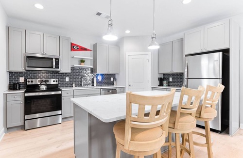 Athens House | NEW! 4 BR 3.5 BA Sleeps 8 5 mins from UGA