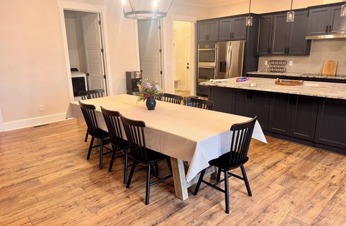 Macon House | New 5-bedroom lake front home w/dual masters, dock, fire pit, paddle boards