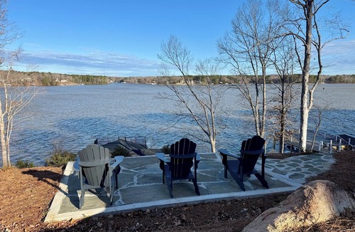 Macon House | New 5-bedroom lake front home w/dual masters, dock, fire pit, paddle boards