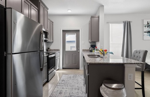Temple House | New! 6 BR Duplex w/Fenced Yard, Pet-Friendly!