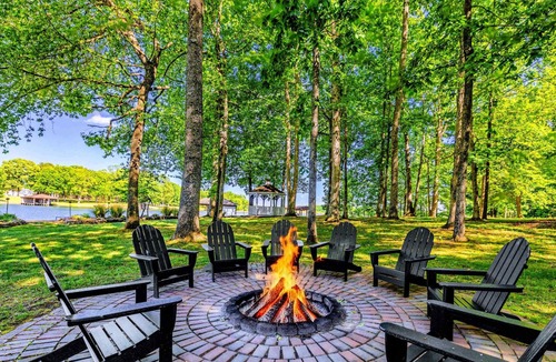Bumpass House | NEW 7BR Lakefront Lake Anna, Beach, Dock, Hot Tub