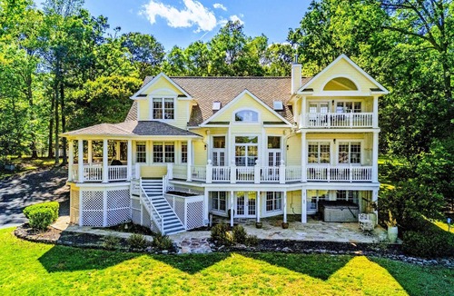 Bumpass House | NEW 7BR Lakefront Lake Anna, Beach, Dock, Hot Tub