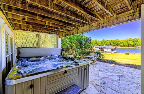 Bumpass House | NEW 7BR Lakefront Lake Anna, Beach, Dock, Hot Tub