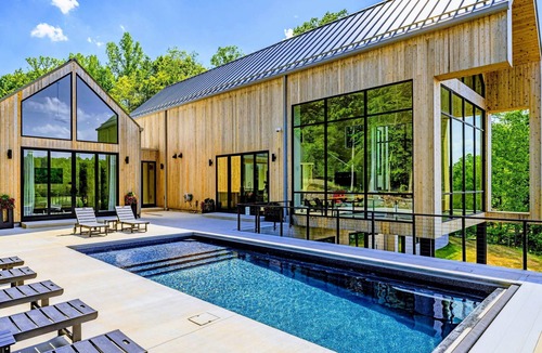 Mineral House | NEW 8BR Lakefront Lake Anna, Pool, Sauna, Dock