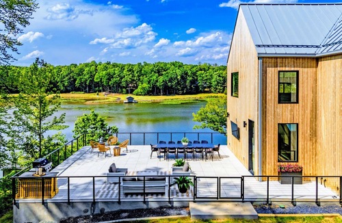 Mineral House | NEW 8BR Lakefront Lake Anna, Pool, Sauna, Dock