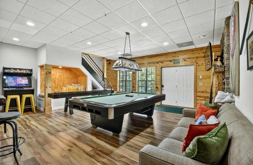Cleveland House | New Aananda Lookout - Hot Tub Arcade Pool Table