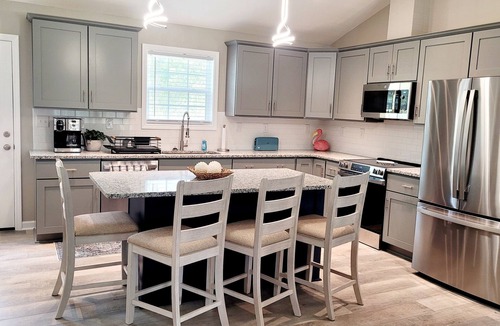 Boiling Spring Lakes House | New Coastal Getaway Southport {3-King Beds, Hot Tub}