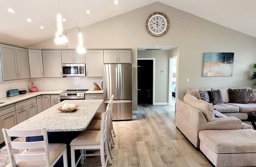 Boiling Spring Lakes House | New Coastal Getaway Southport {3-King Beds, Hot Tub}