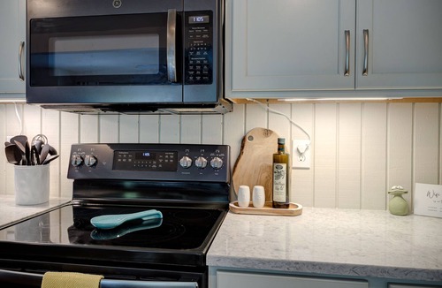Mill Ridge Cabin | New! Cottage On The Rocks, Pet Friendly, Hot Tub, Central Location