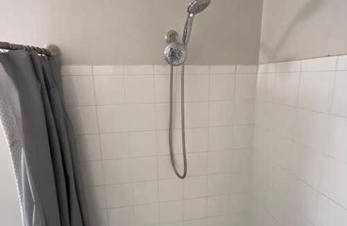 Lawrenceville House | New Cozy 1 Califonia King Size Bed with Small sitting Area & Private Bathroom wit Private Entrance! With Free Parking outside Unit! 45 mins away from Airport!