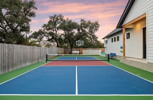 Dripping Springs House | -NEW-Downtown DRIP Pool/Spa/Golf/Pickleball/30Guests