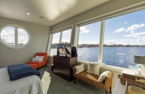 Fleming Island Boat Rental | New Floating Luxury: Unique Houseboat Retreat