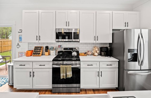 Charleston House | NEW Home | Close to DT & Beaches | 4 BR, 10 Guests